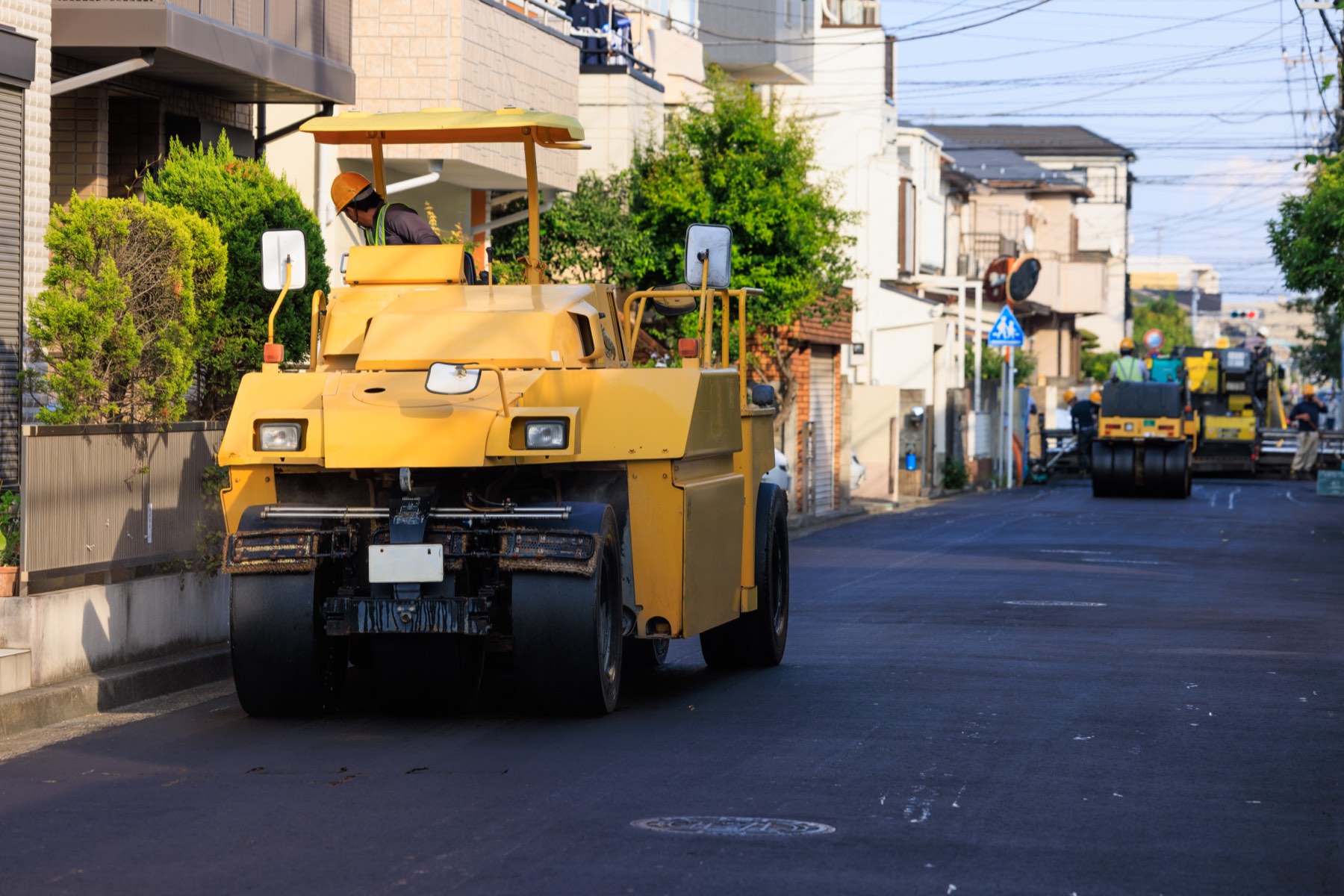 住宅街の舗装工事の様子
